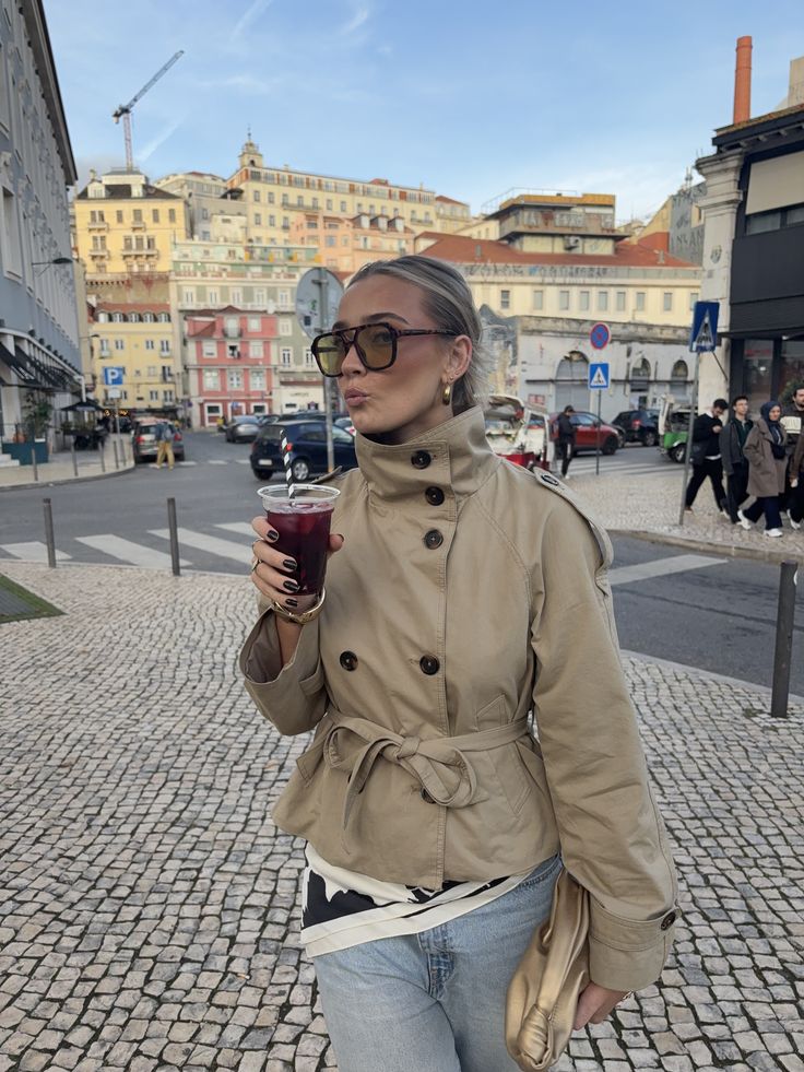 Gabardina corta con cuello mao Kara