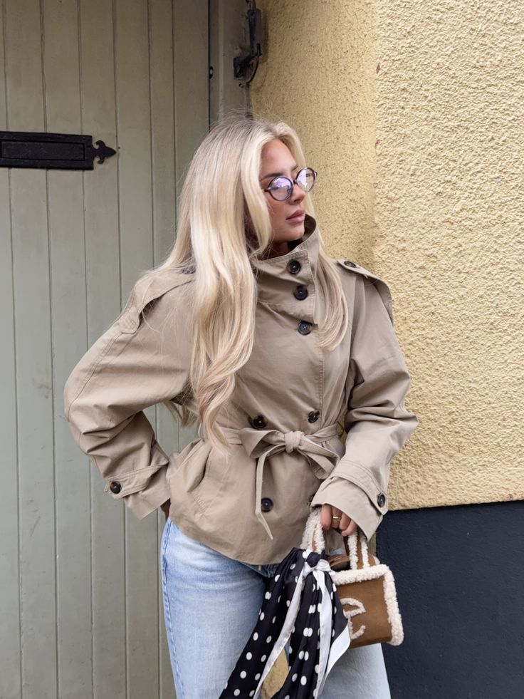 Gabardina corta con cuello mao Kara