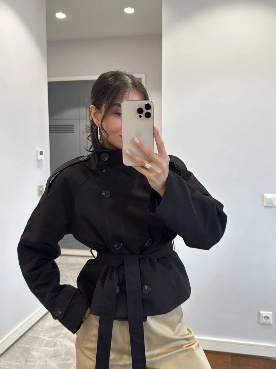 Gabardina corta con cuello mao Kara