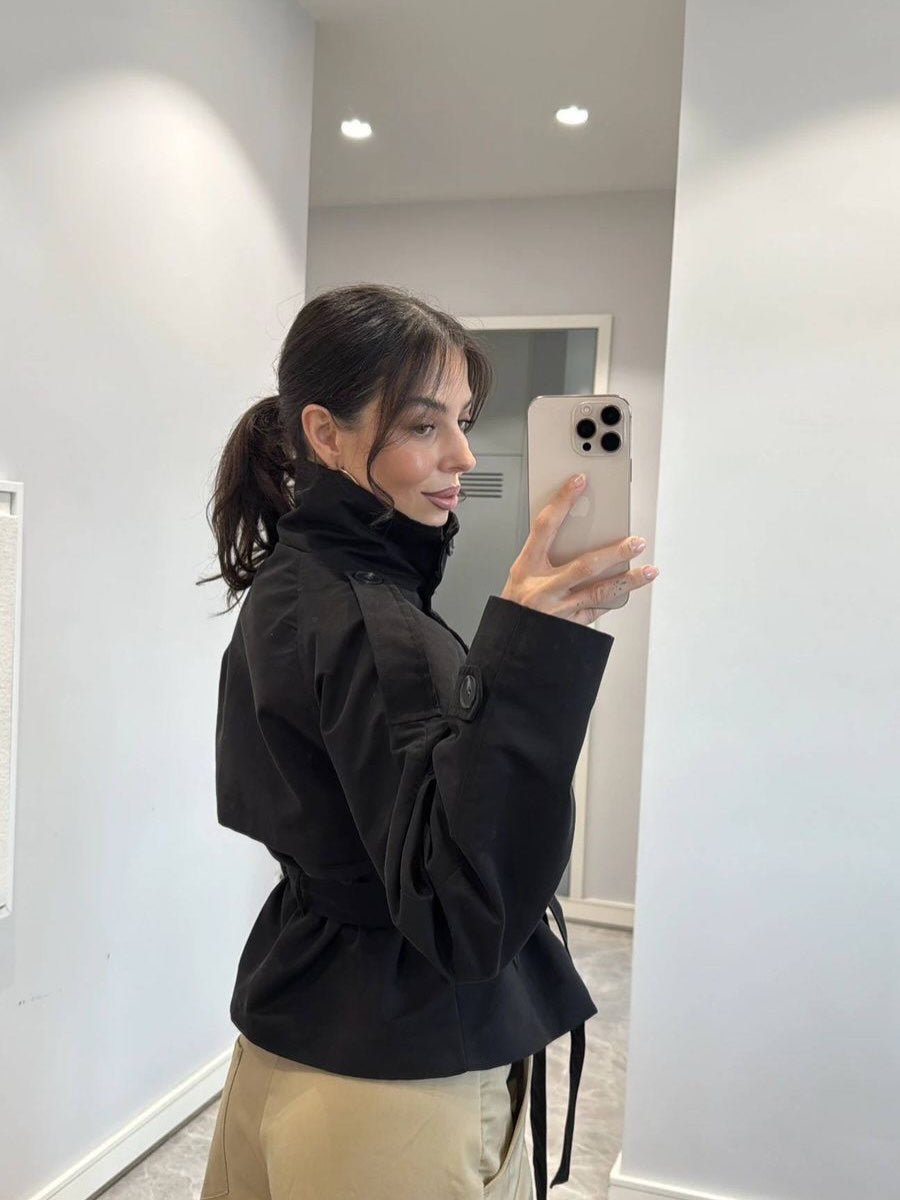 Gabardina corta con cuello mao Kara