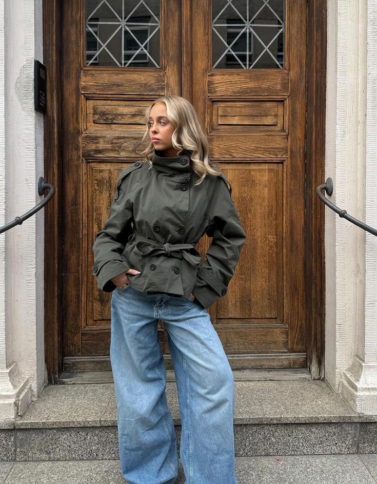 Gabardina corta con cuello mao Kara