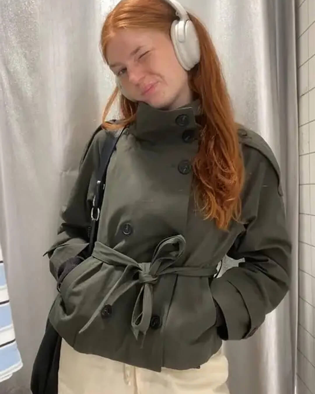 Gabardina corta con cuello mao Kara