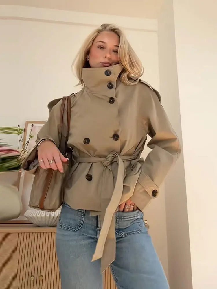 Gabardina corta con cuello mao Kara