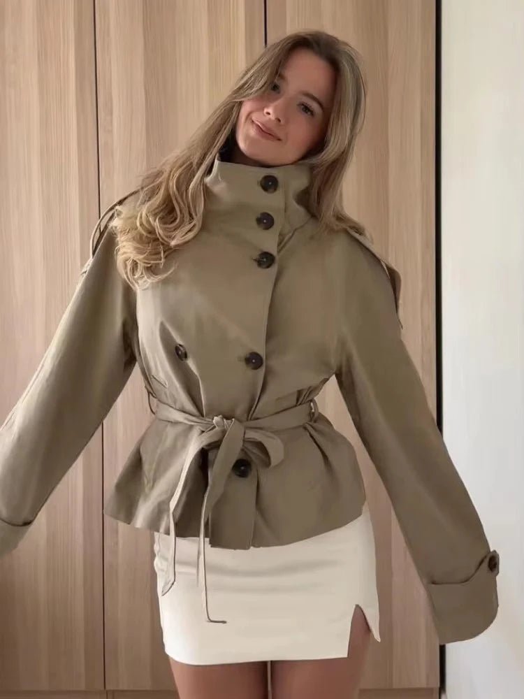 Gabardina corta con cuello mao Kara