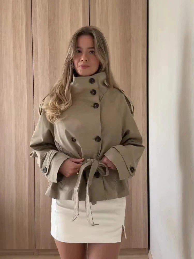 Gabardina corta con cuello mao Kara