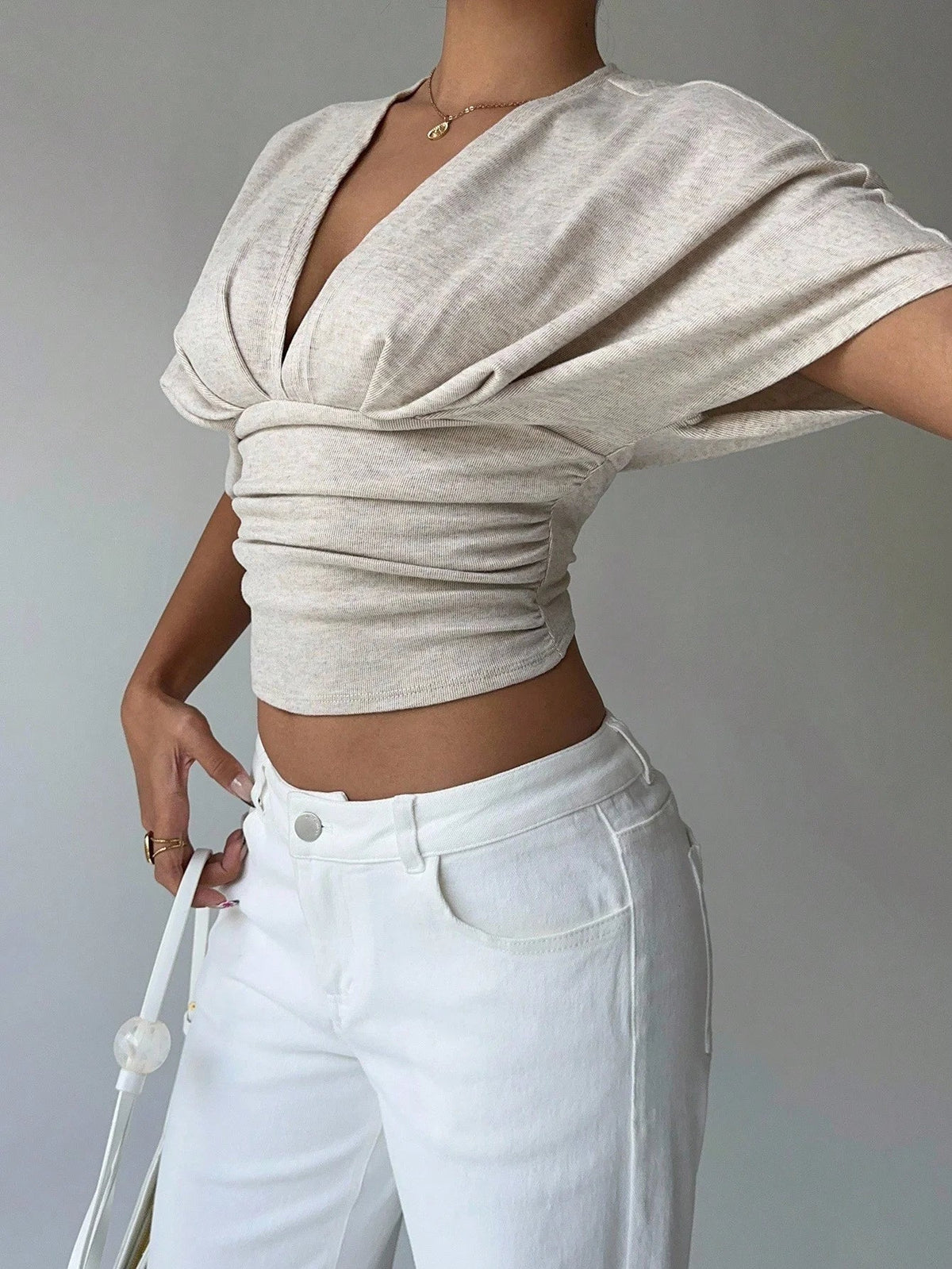 Blusa entallada con escote pronunciado Kendra