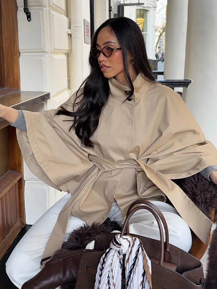 Abrigo Kimberly estilo capa con cinturón