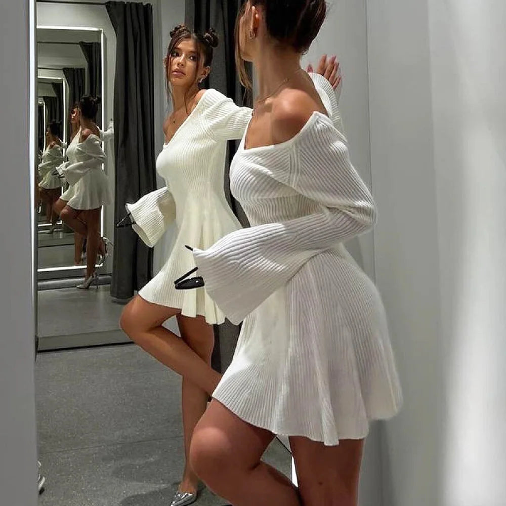 Minivestido de punto con hombros descubiertos y escote en V