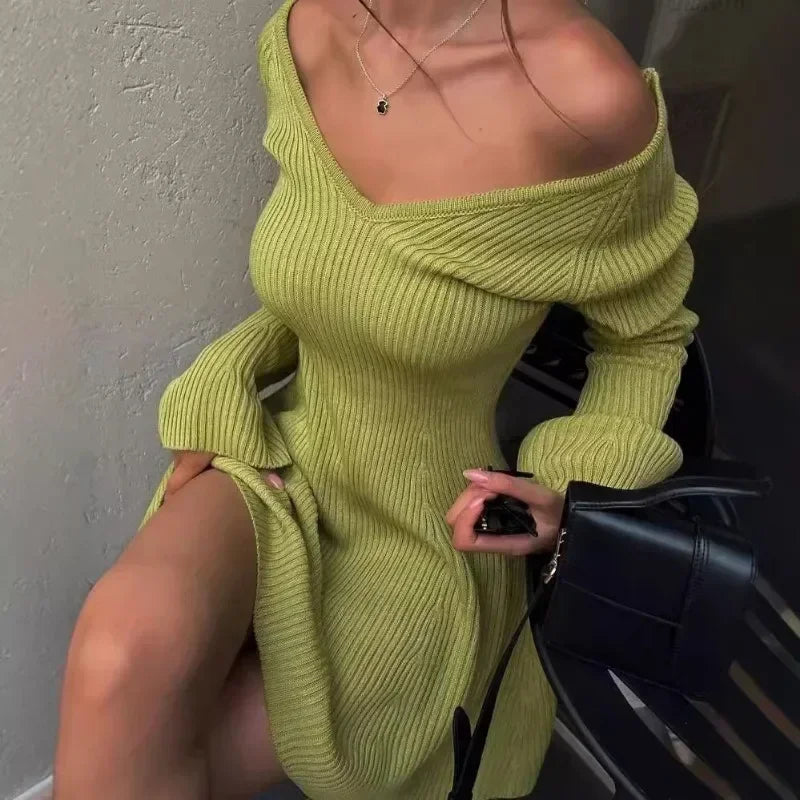 Minivestido de punto con hombros descubiertos y escote en V