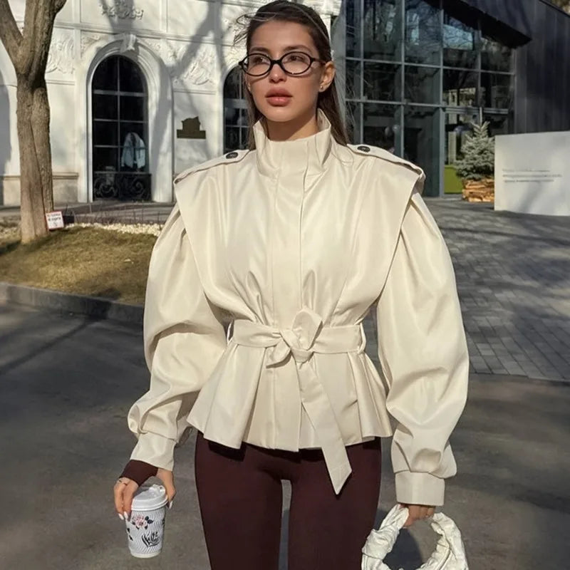 Gabardina de encaje con solapas de encaje y cordones