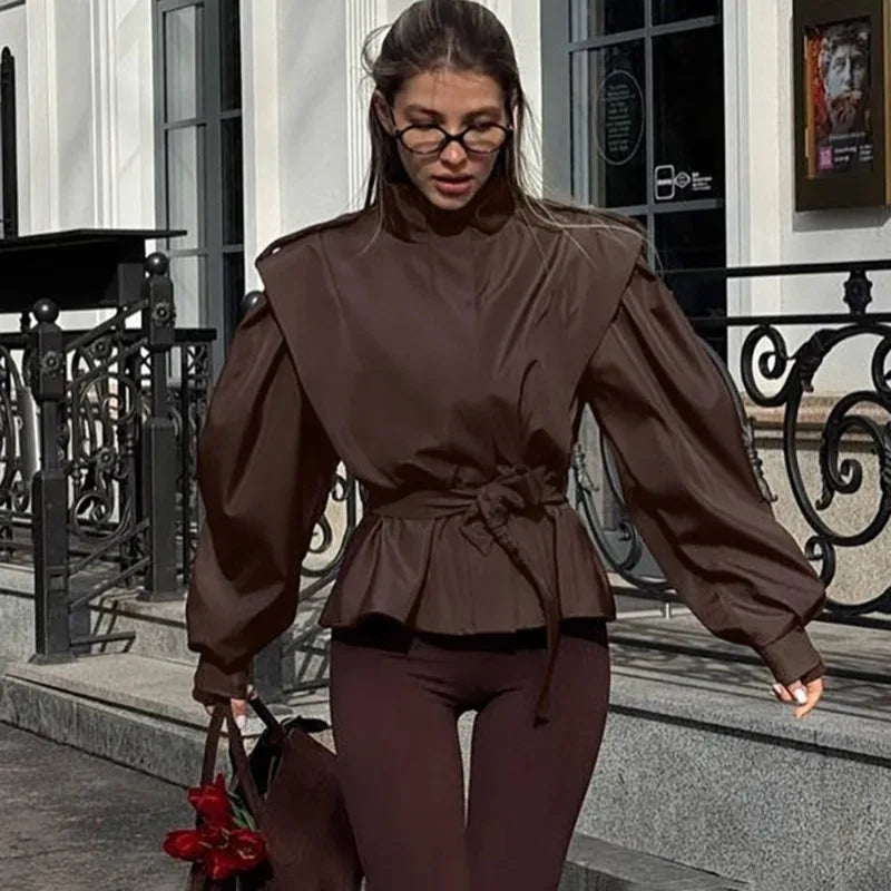 Gabardina de encaje con solapas de encaje y cordones