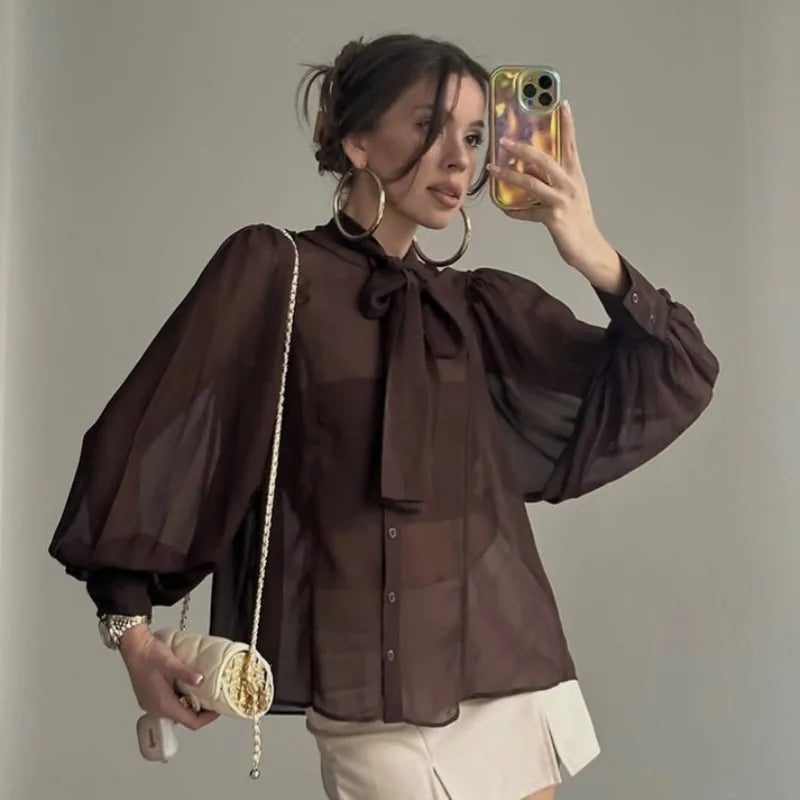 Blusa transparente con cuello lazada Flavia