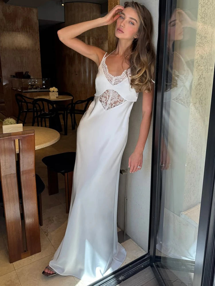 Vestido largo de encaje con escote en V y cordones