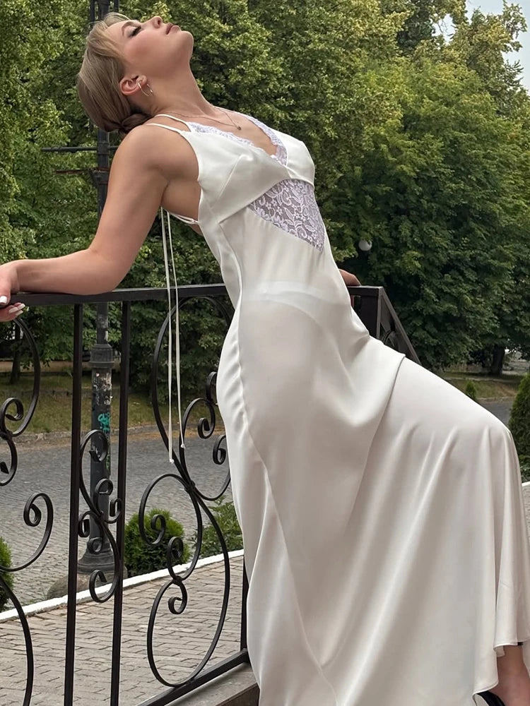 Vestido largo de encaje con escote en V y cordones