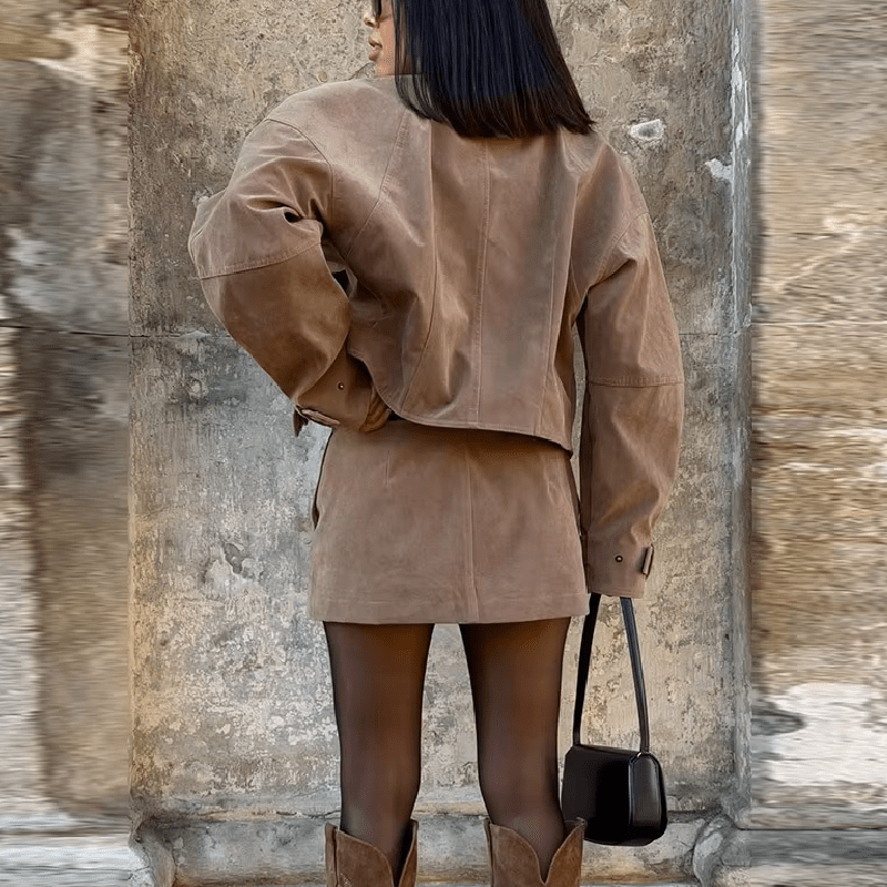Conjunto de abrigo corto y minifalda de ante Lara
