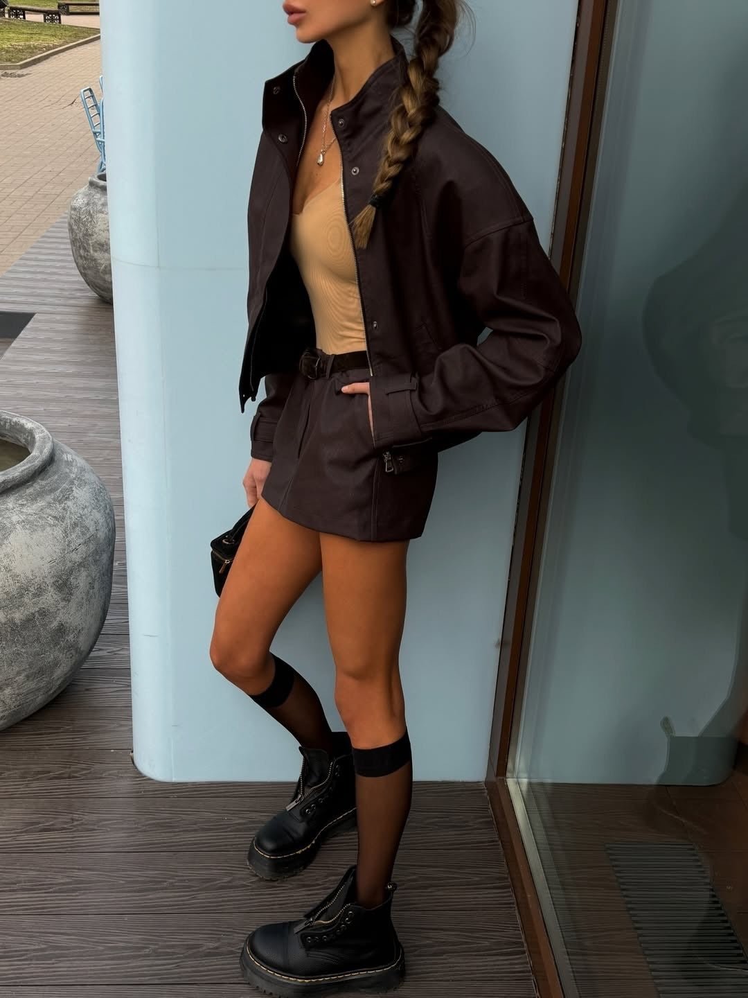 Conjunto de abrigo corto y minifalda de ante Lara