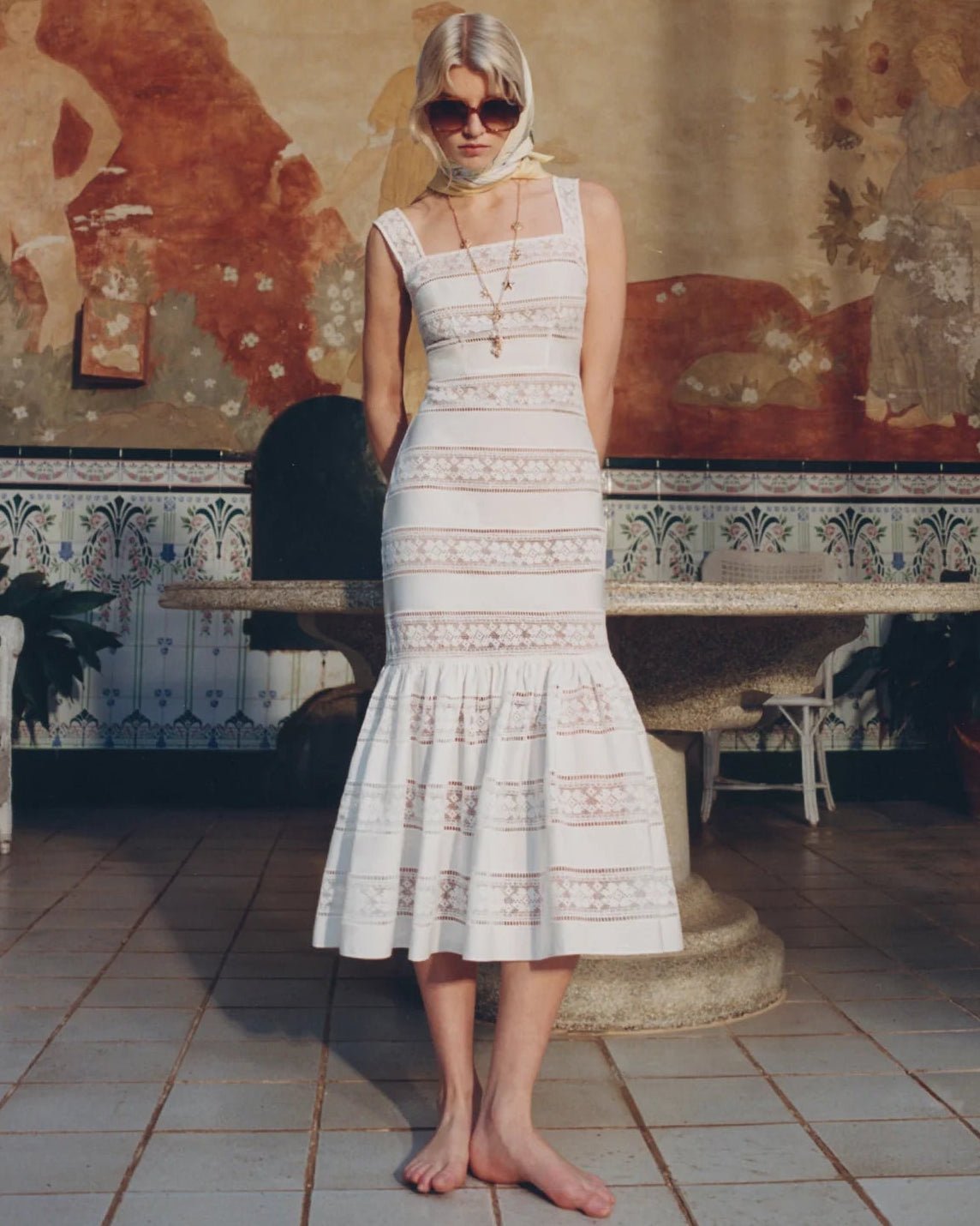 Vestido Laura de encaje bordado con corte de cola de pez