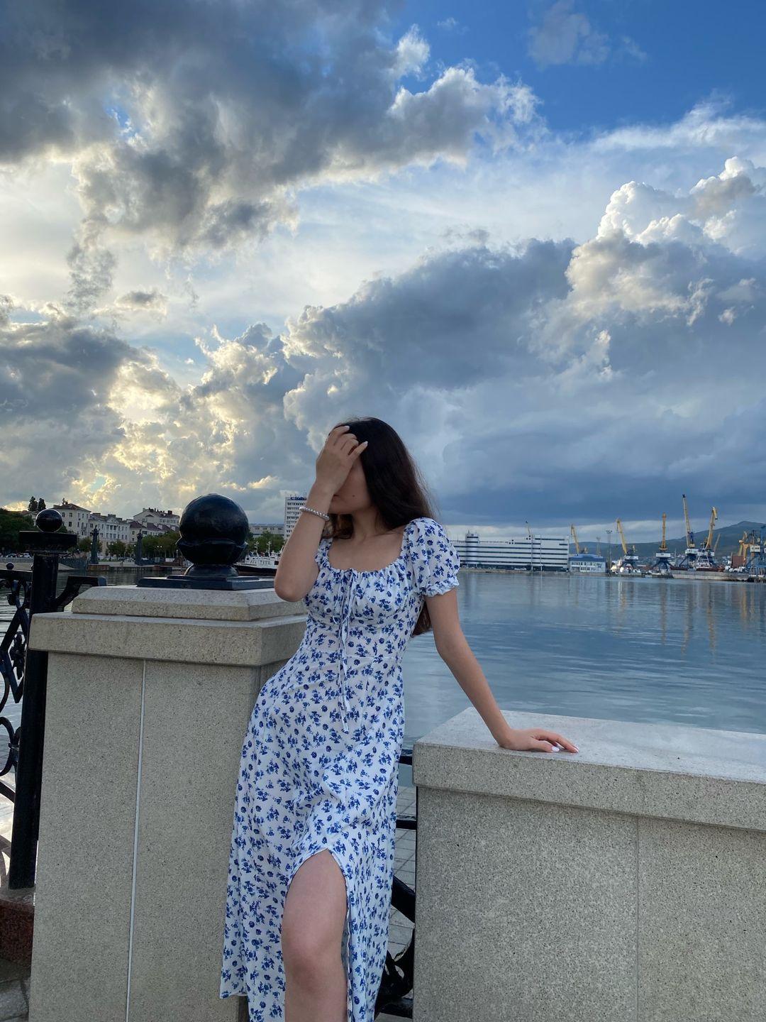 Vestido midi floral con mangas abullonadas Lena