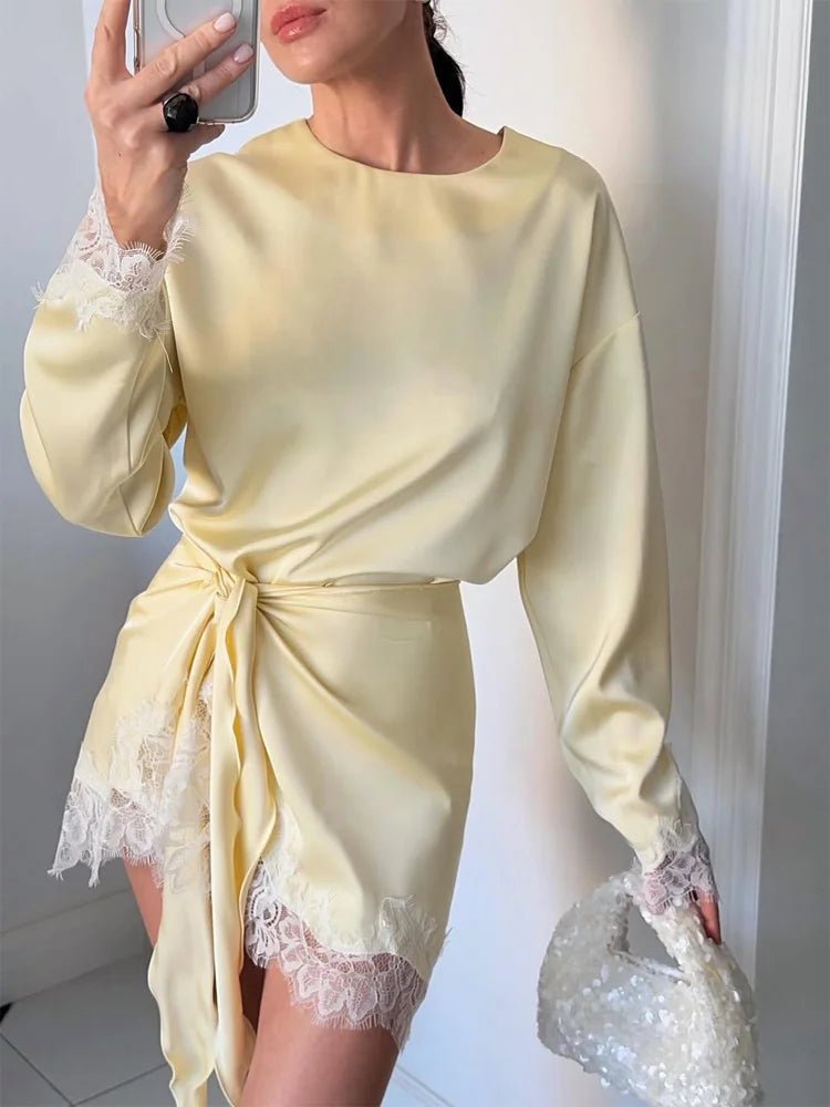 Vestido de satén y encaje con detalle de lazo Linda