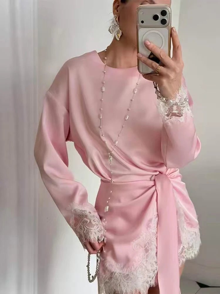 Vestido de satén y encaje con detalle de lazo Linda