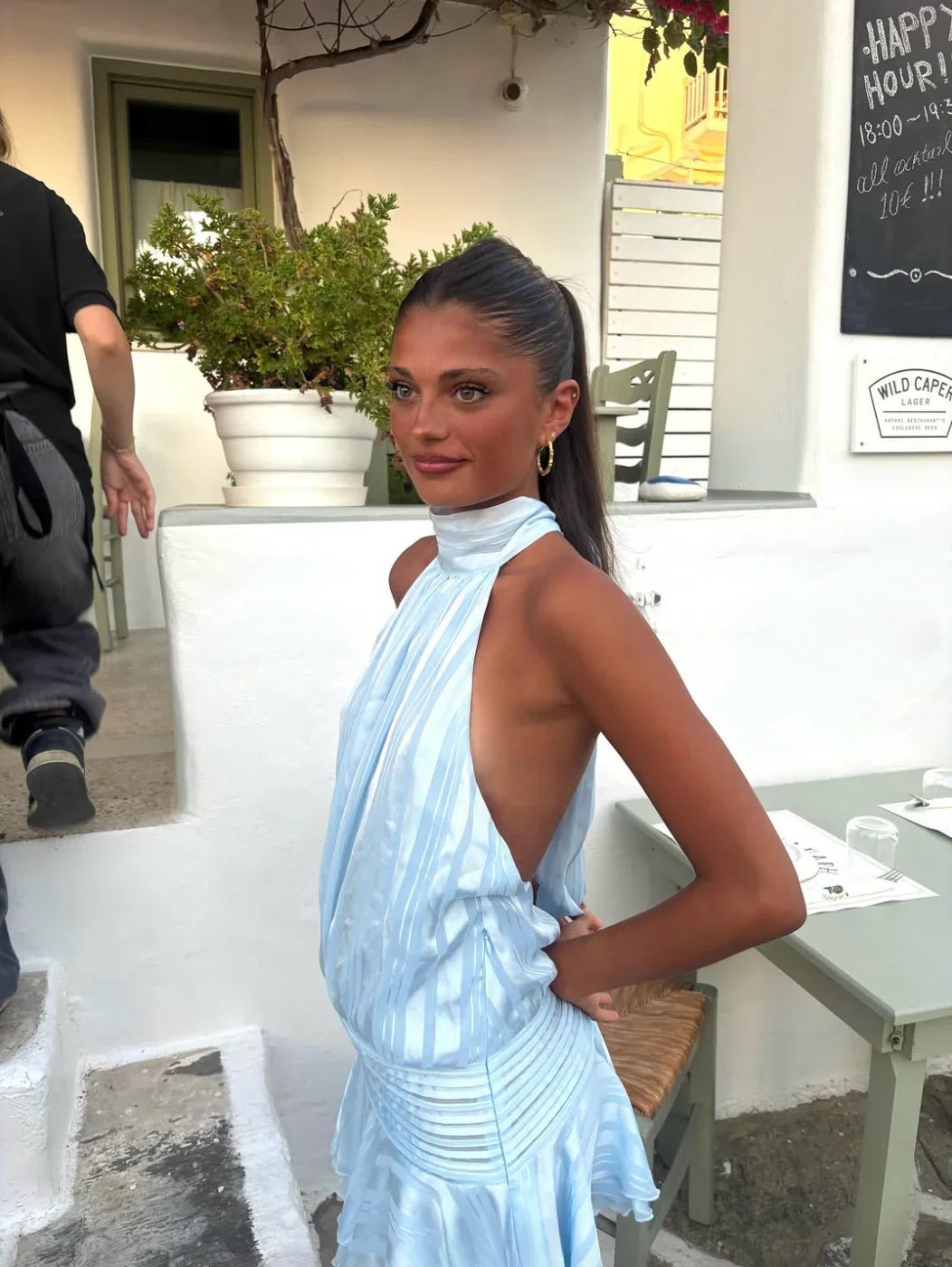 Vestido corto de rayas con cuello halter y espalda descubierta Lola