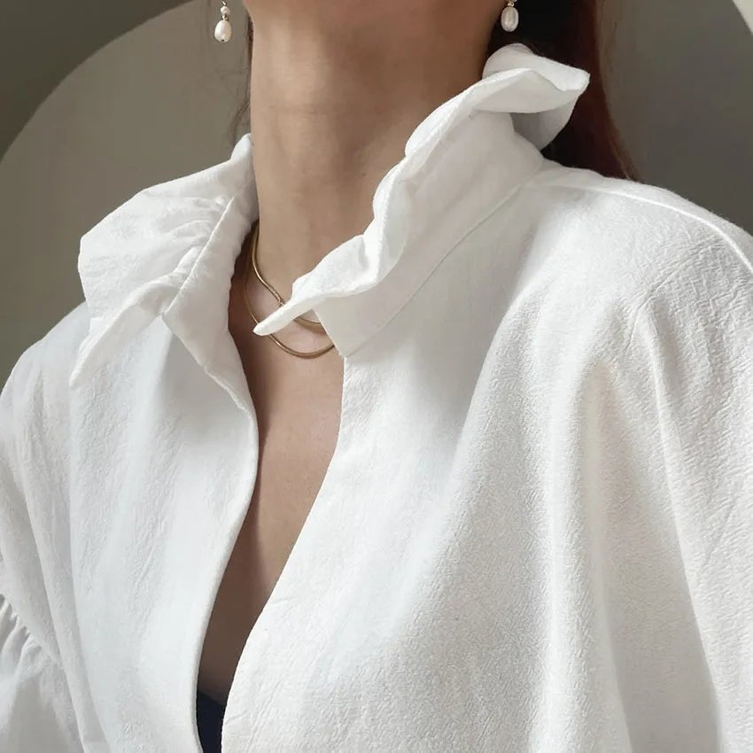 Blusa de manga larga abullonada con cuello de pico Lola