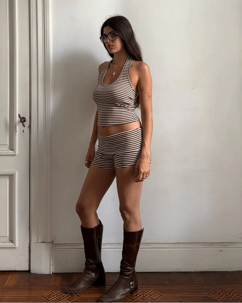 Conjunto de camiseta sin mangas de cuello halter y pantalones cortos a rayas Lucy
