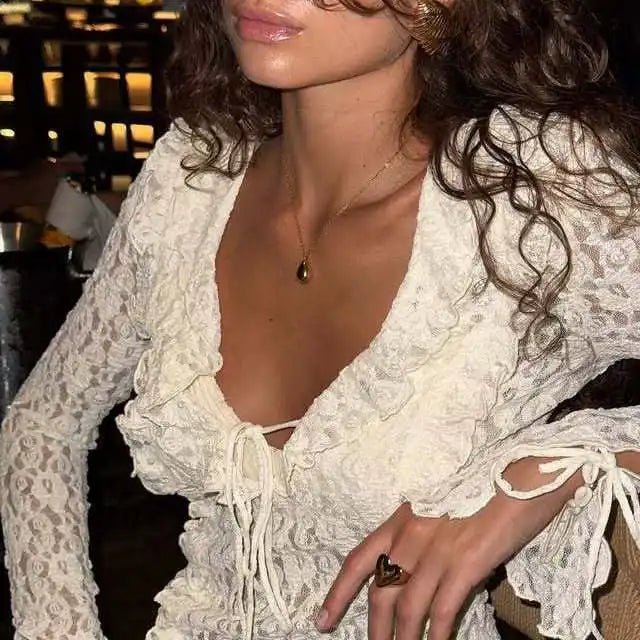 Top de encaje con cuello superpuesto Mary