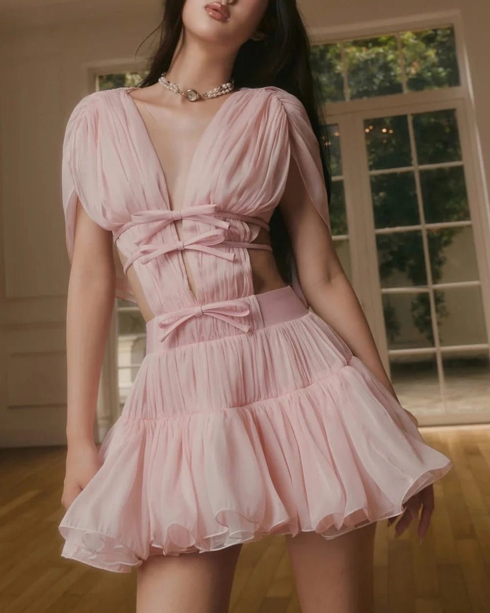 Vestido de cóctel con volantes y escote en V Matilde
