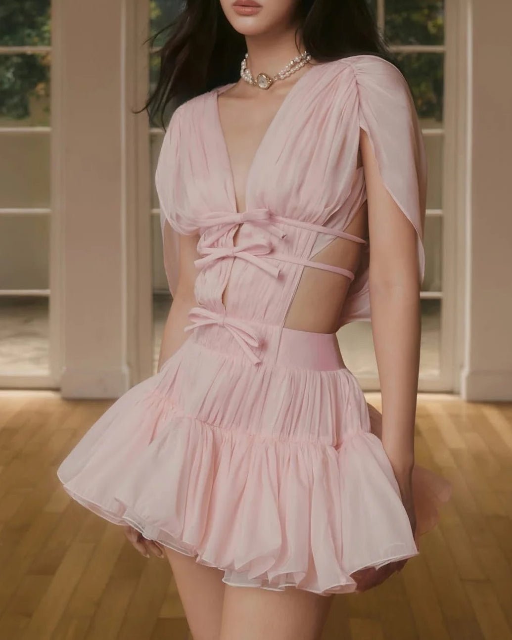 Vestido de cóctel con volantes y escote en V Matilde