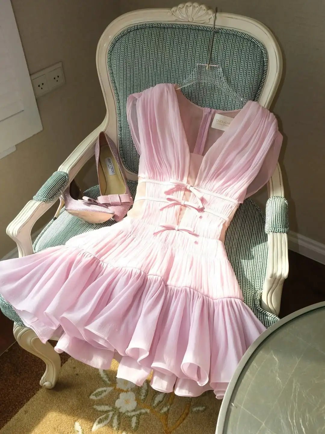 Vestido de cóctel con volantes y escote en V Matilde