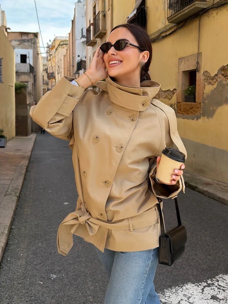 Gabardina corta Melanie de cuello mao