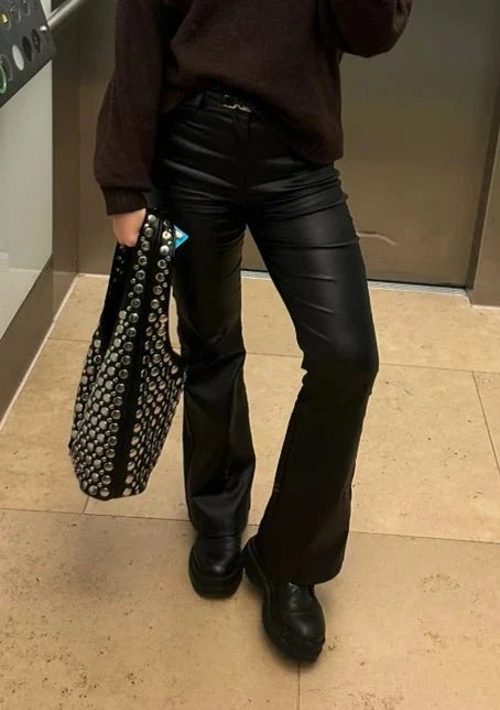 Pantalones acampanados de cuero sintético Michelle