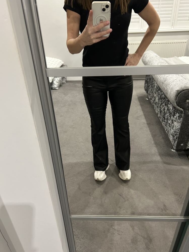 Pantalones acampanados de cuero sintético Michelle