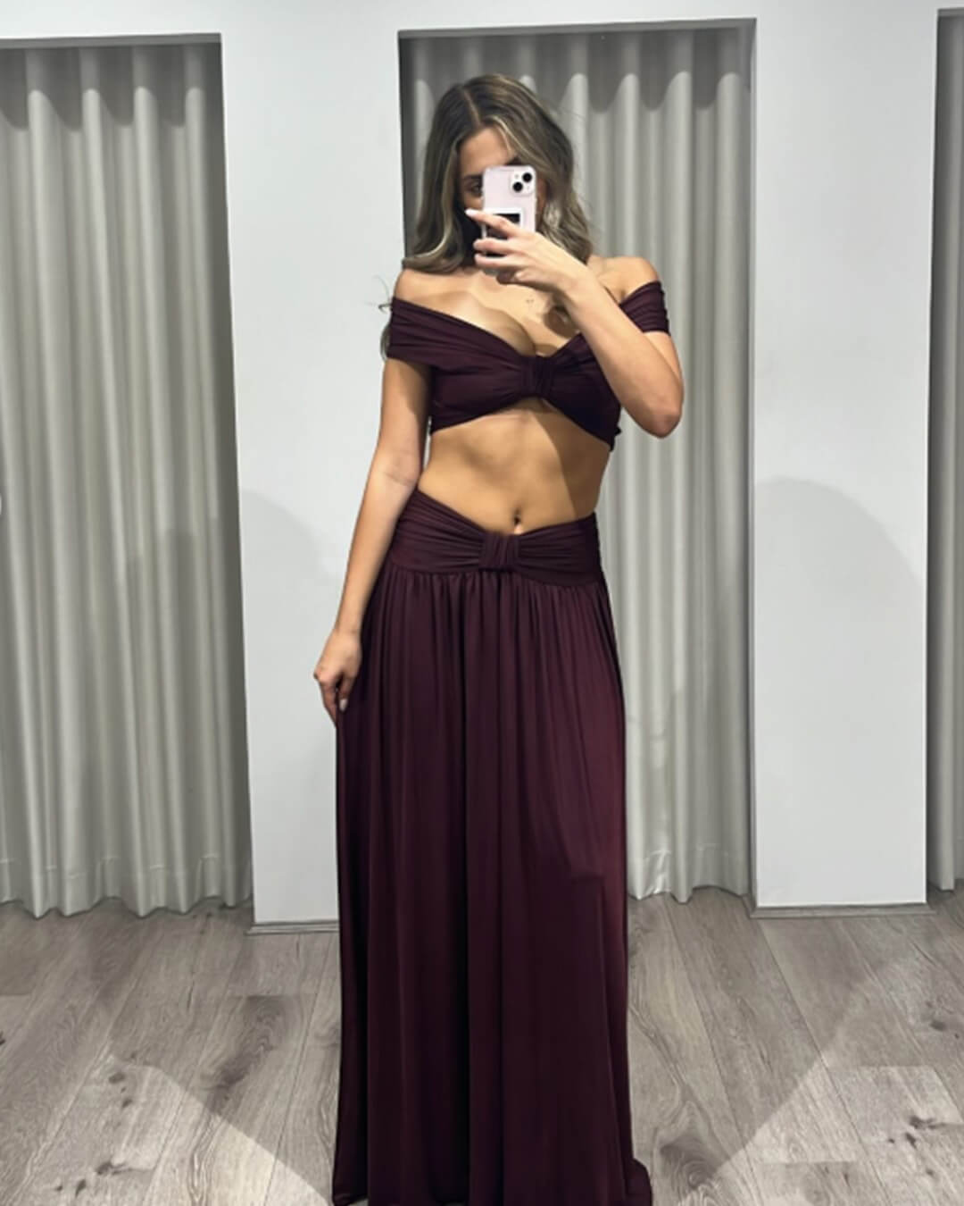 Conjunto de top con nudo y hombros descubiertos Mira