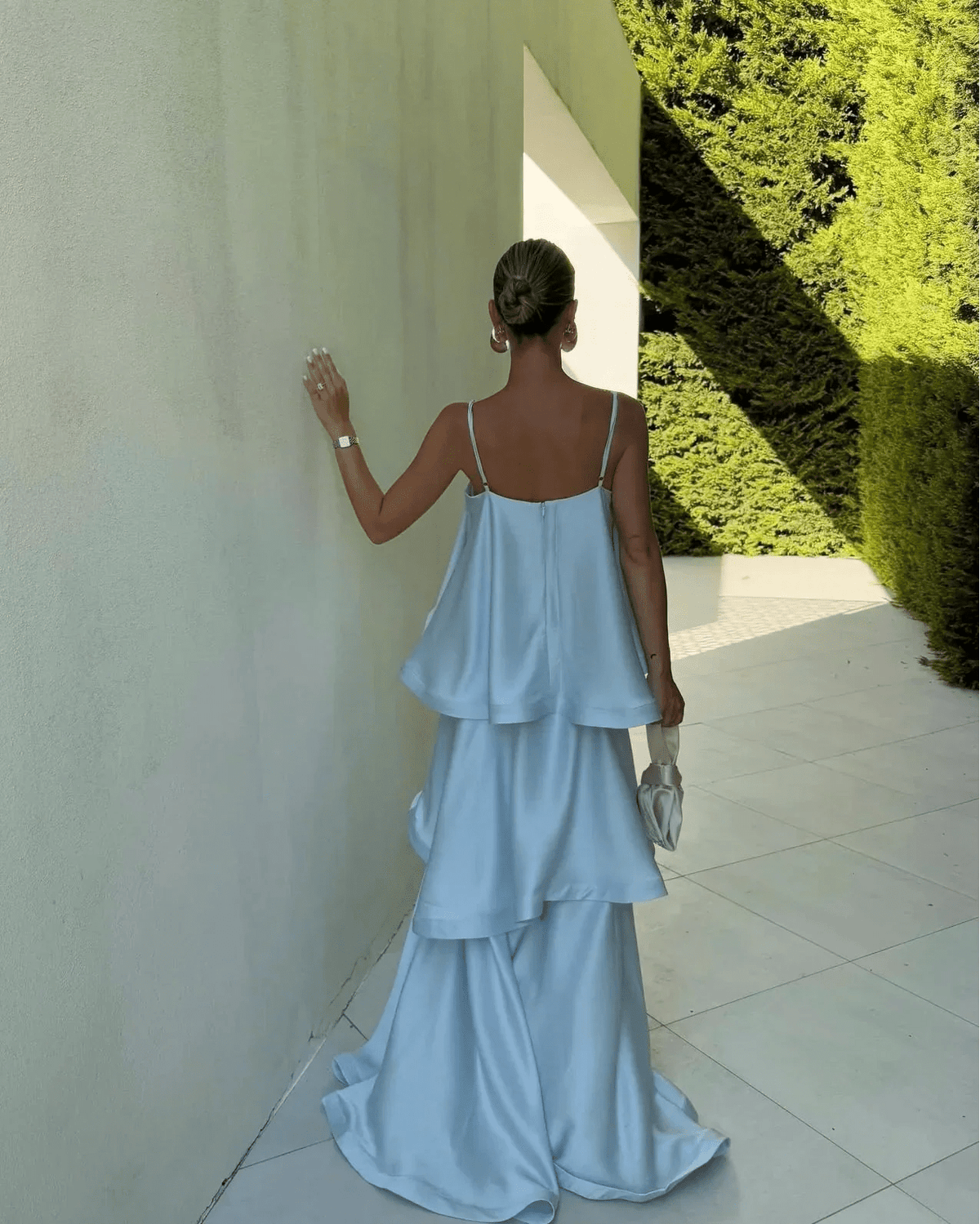 Vestido largo de satén con volantes escalonados Nadia