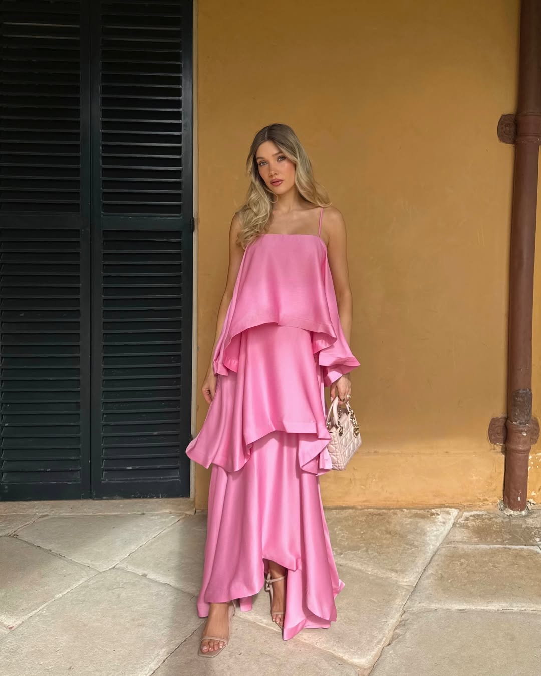 Vestido largo de satén con volantes escalonados Nadia