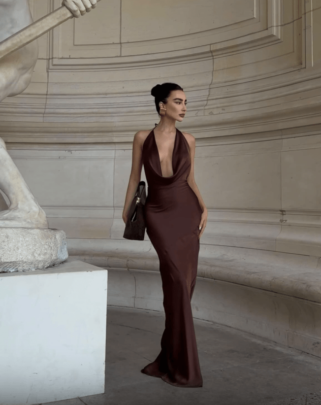 Maxivestido marrón Naomi con cuello halter y espalda descubierta