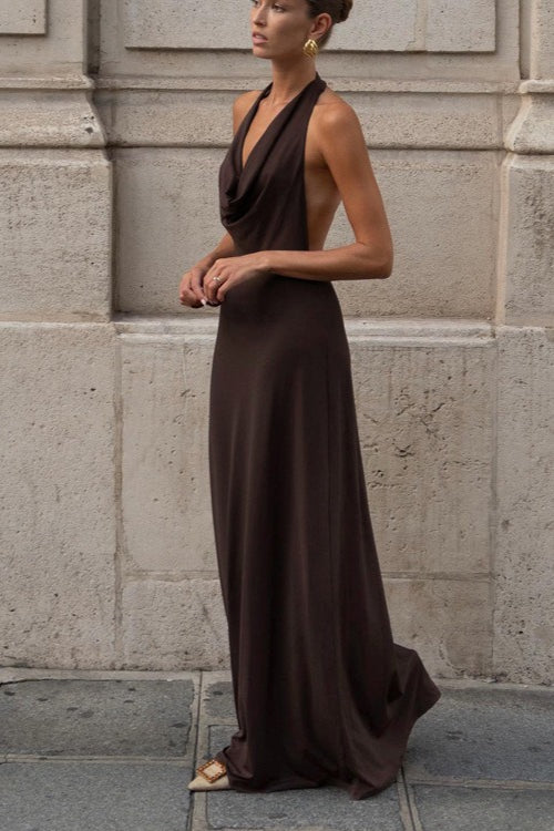 Maxivestido marrón Naomi con cuello halter y espalda descubierta
