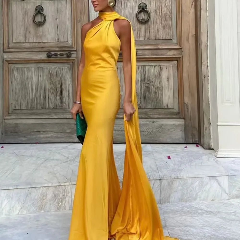 Vestido largo Neele de satén con cuello halter y espalda descubierta
