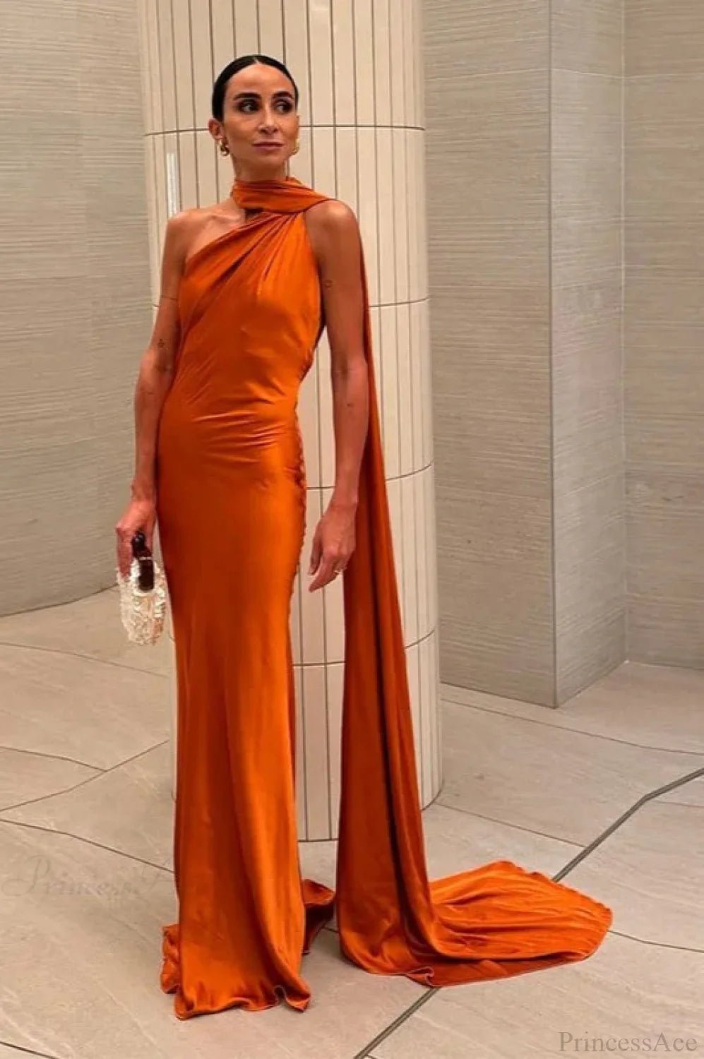Vestido largo Neele de satén con cuello halter y espalda descubierta