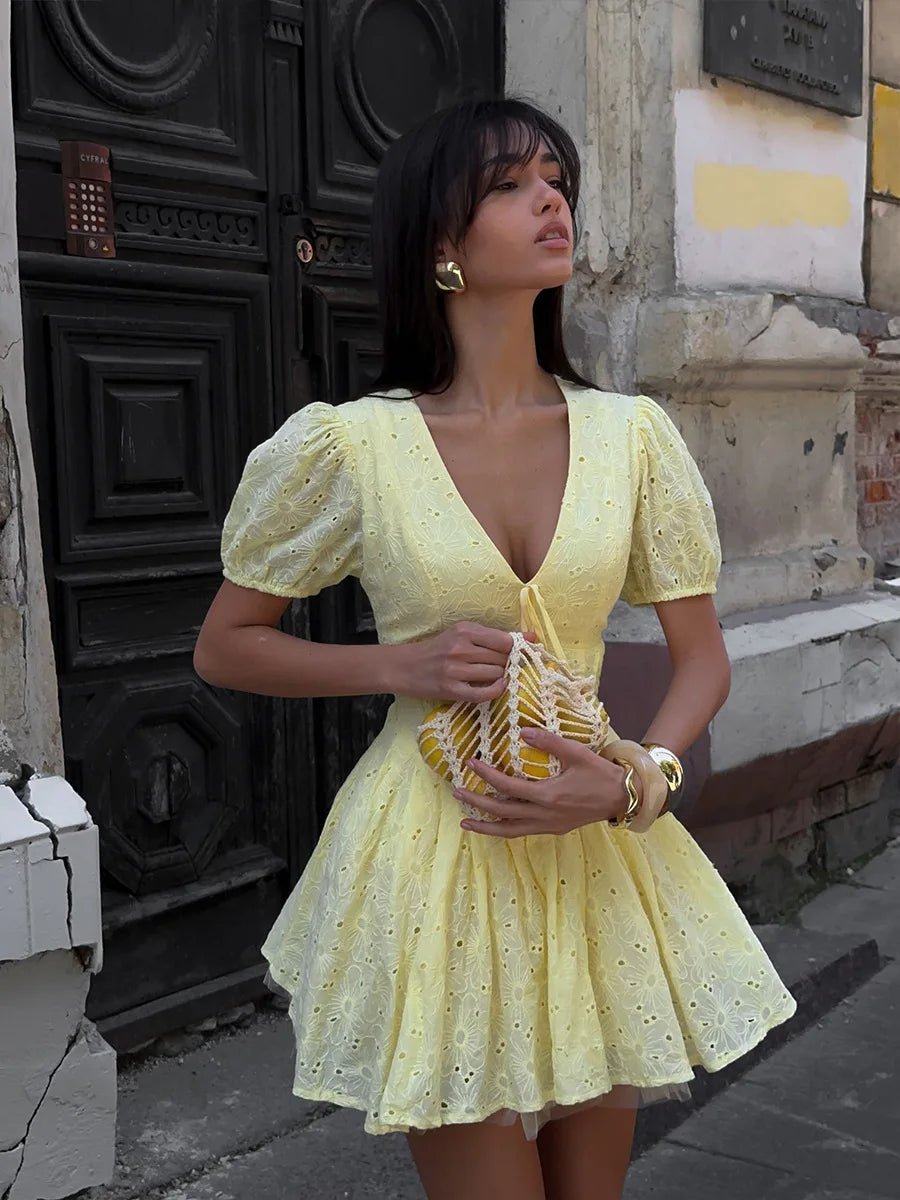 Minivestido de manga abullonada y escote en V Nicole
