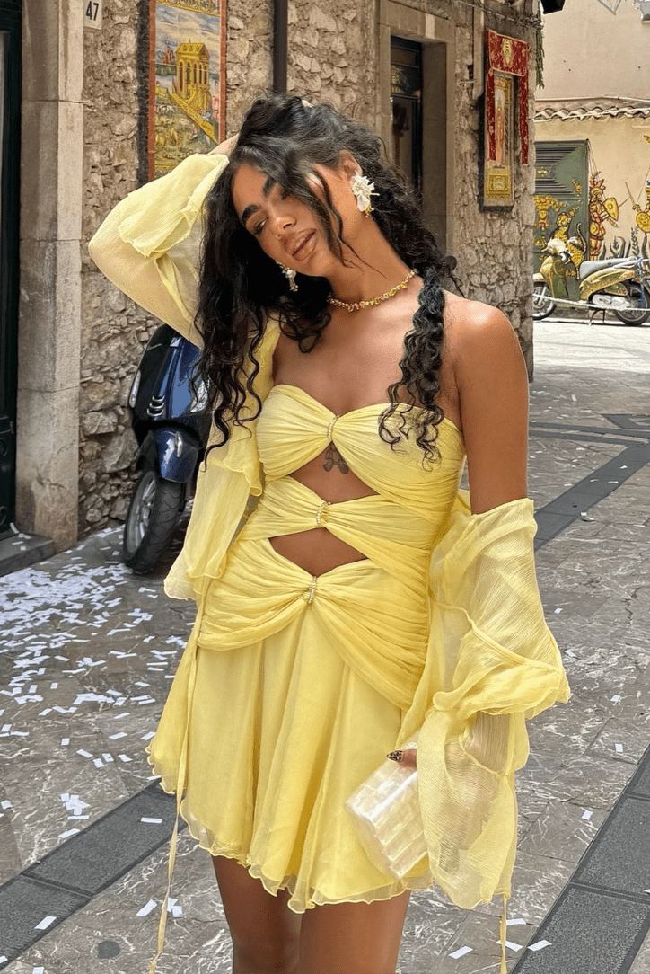 Vestido corto palabra de honor con aberturas Nina