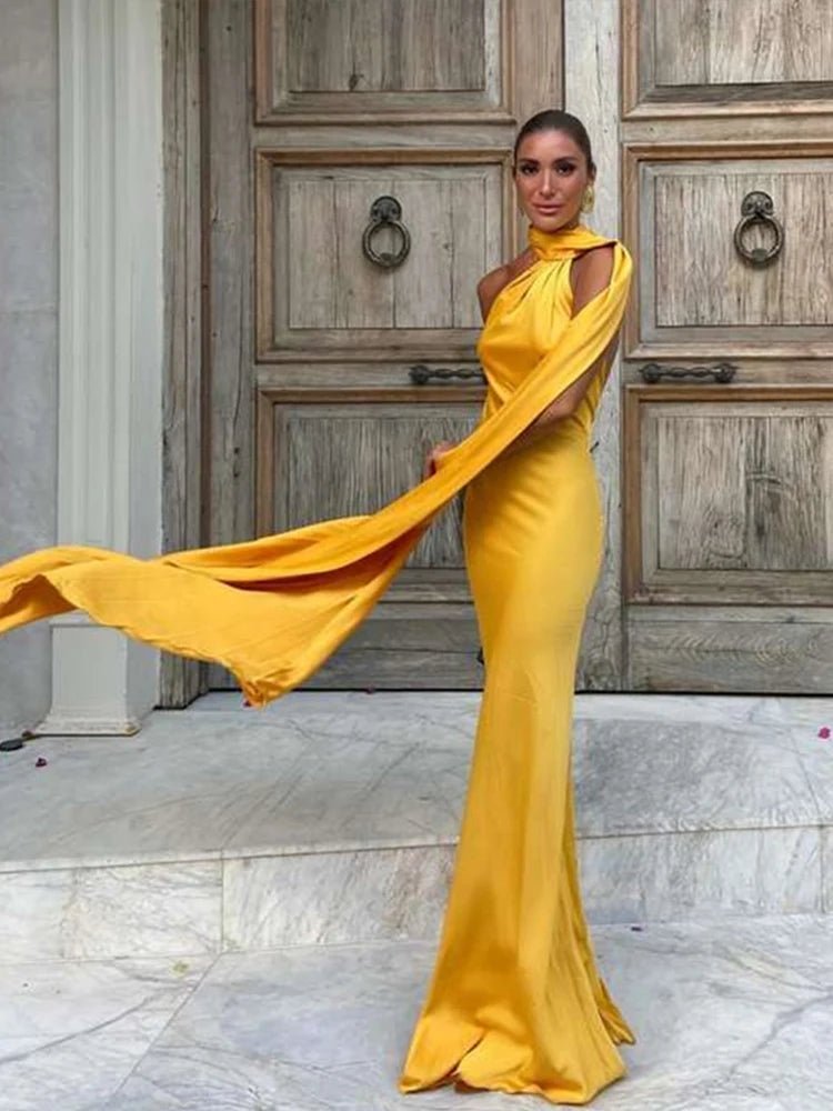 Vestido de satén halter con espalda descubierta Noor