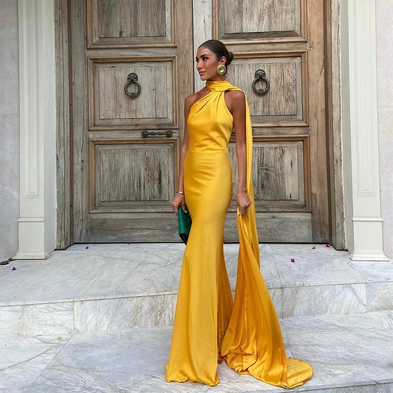 Vestido de satén halter con espalda descubierta Noor