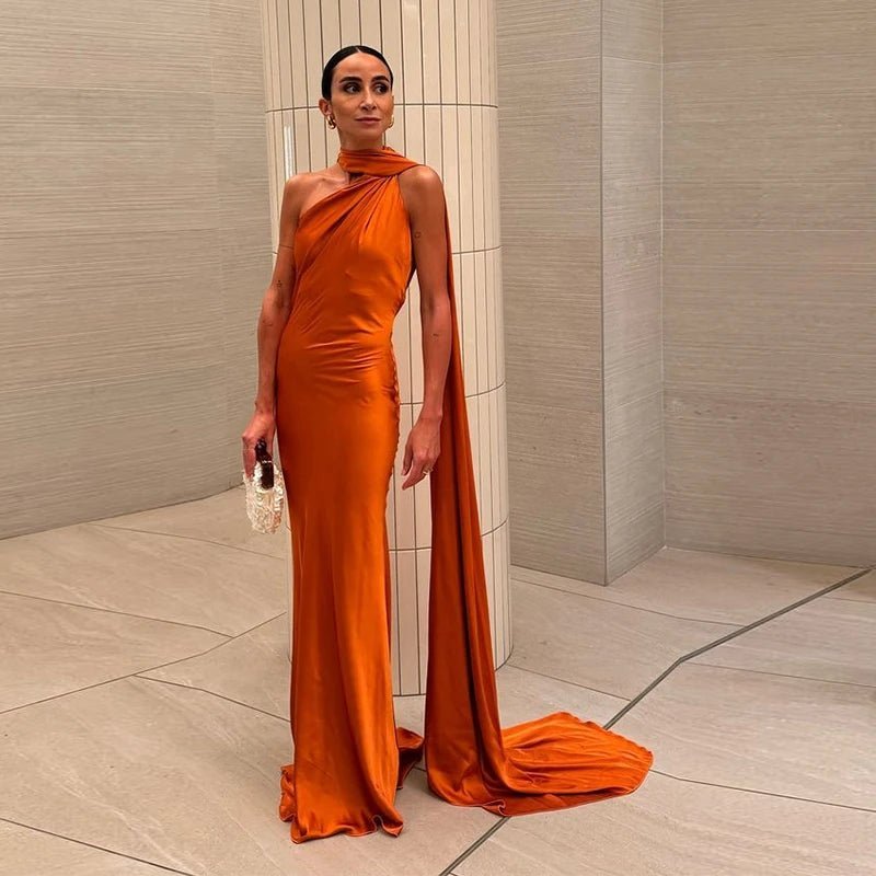 Vestido de satén halter con espalda descubierta Noor