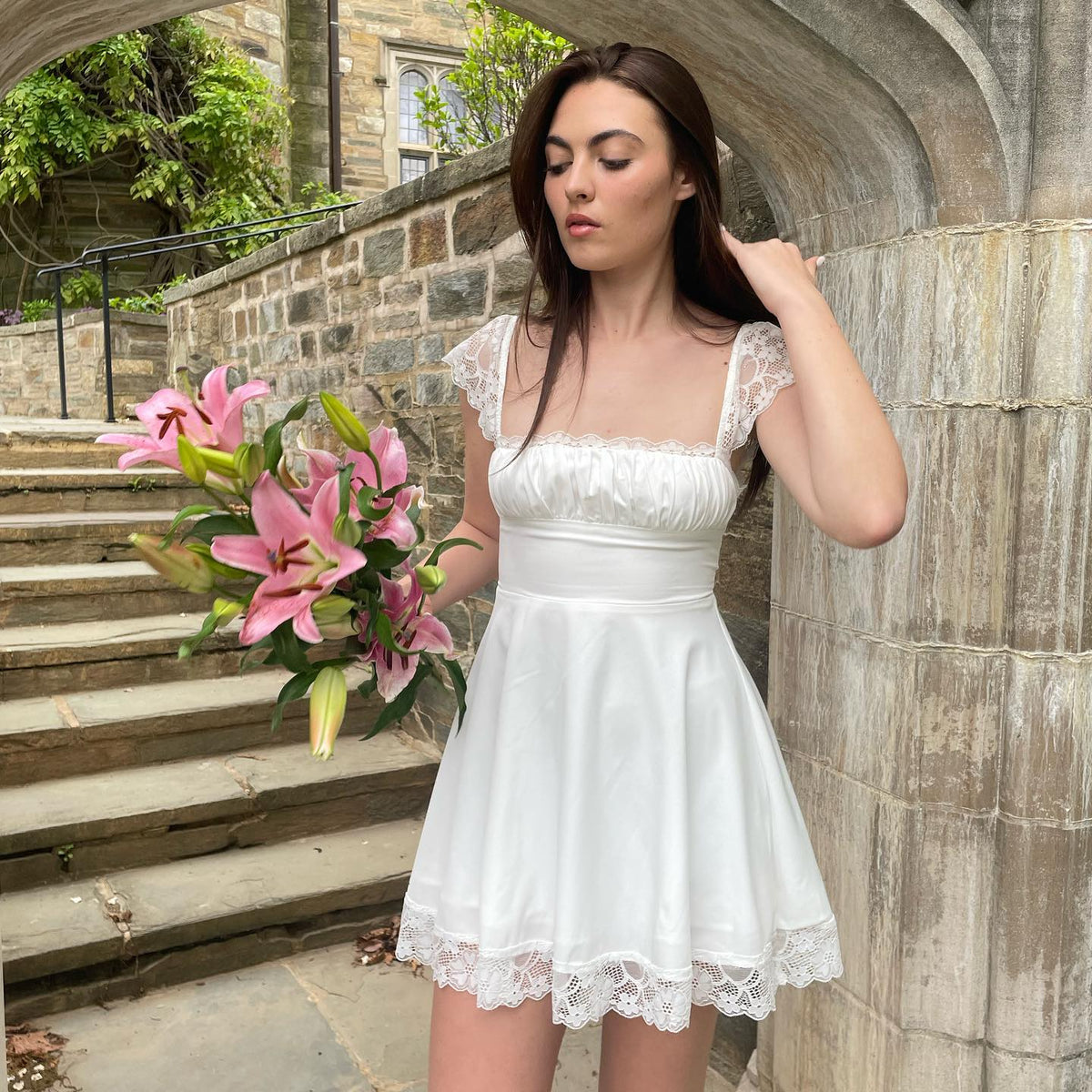 Minivestido de encaje con lazo trasero Nora