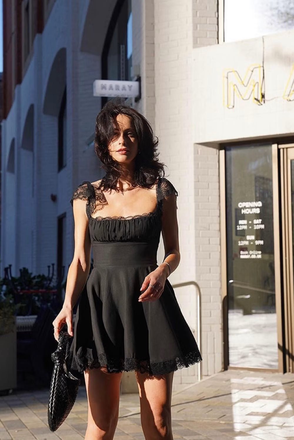 Minivestido de encaje con lazo trasero Nora