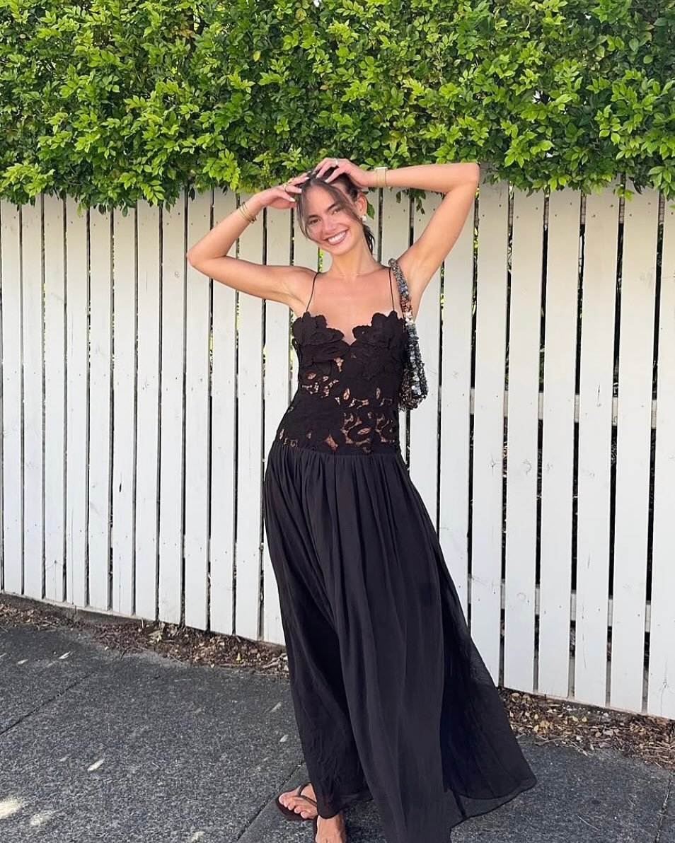 Vestido halter de encaje y malla Orla