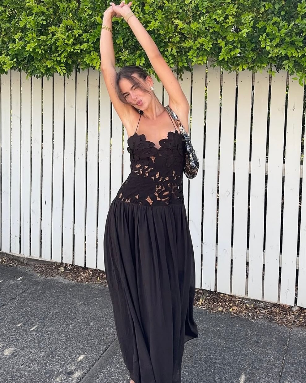Vestido halter de encaje y malla Orla
